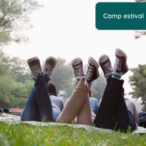 Photo des jambes de trois adolescents étendus sur une couverture dans l'herbe.