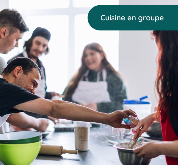 Cuisine en groupe. Groupe de personne cuisinant joyeusement ensemble.