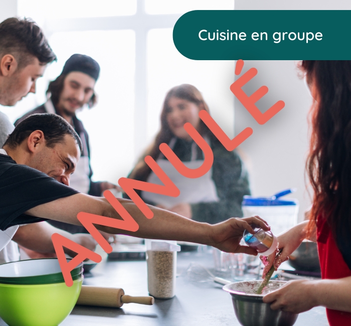 Cuisine en groupe. Groupe de personne cuisinant joyeusement ensemble.