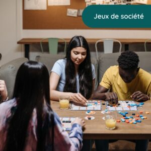 Plusieurs personnes jouant à un jeu de société ensemble.