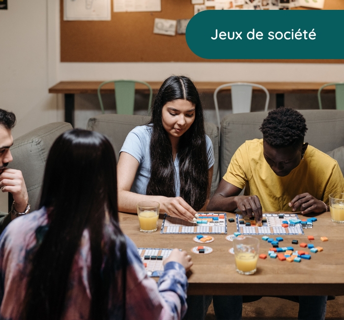 Plusieurs personnes jouant à un jeu de société ensemble.