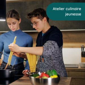 Deux adolescents cuisinant des pâtes ensemble.