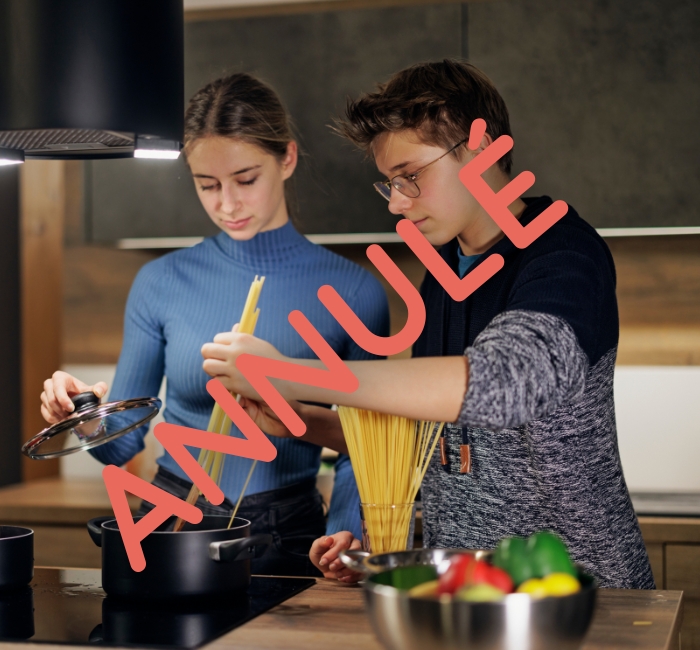 ANNULÉ. Deux adolescents cuisinant des pâtes ensemble.